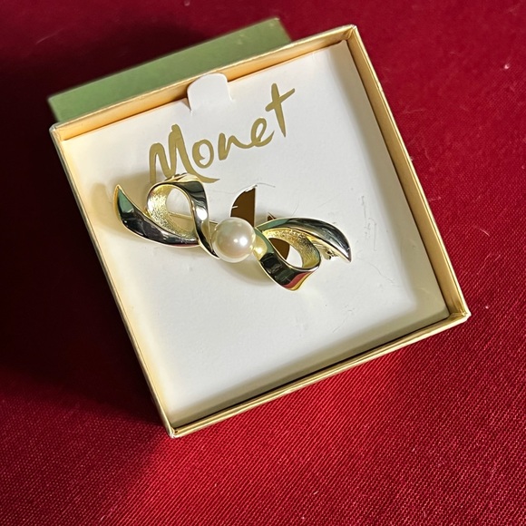 Monet Jewelry - MONET💥VINTAGE~NIB💥Gold Plated Bow with Faux Pearl Brooch